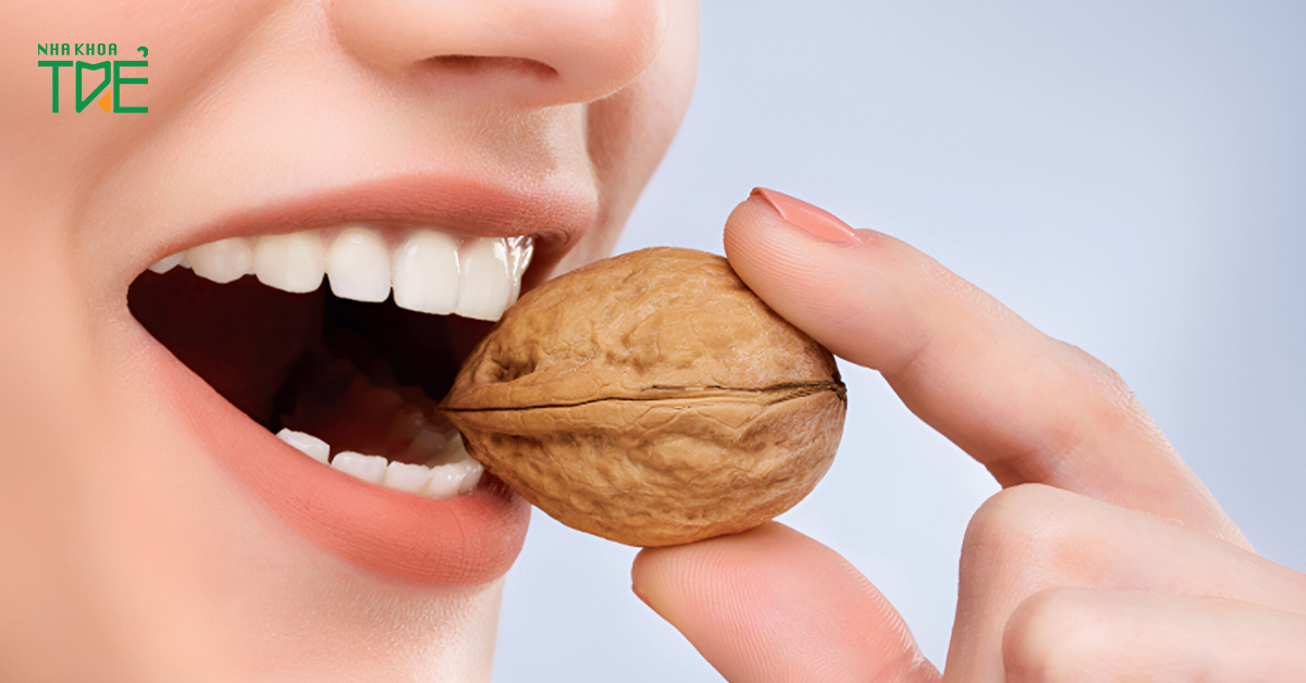 Nhai đồ ăn cứng sẽ tạo áp lực lên cơ hàm và phát ra tiếng kêu khi hoạt động