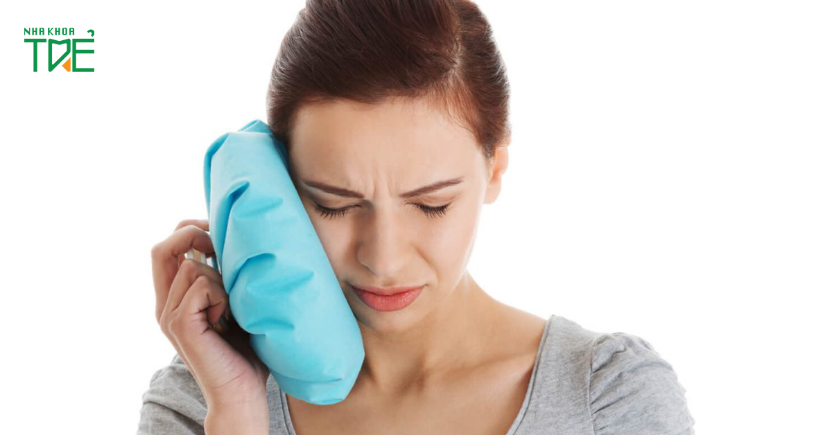 Chườm nóng hoặc lạnh là biện pháp giảm đau hàm tức thì