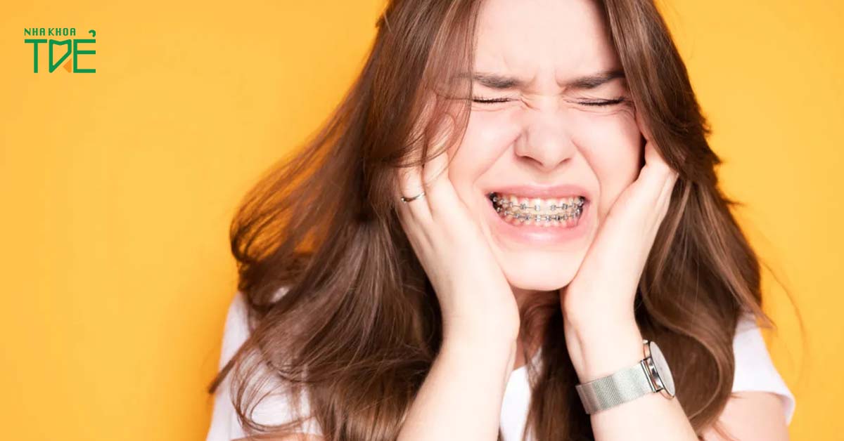 Người niềng răng nên khi khám nha khoa khi có dấu hiệu đau bất thường