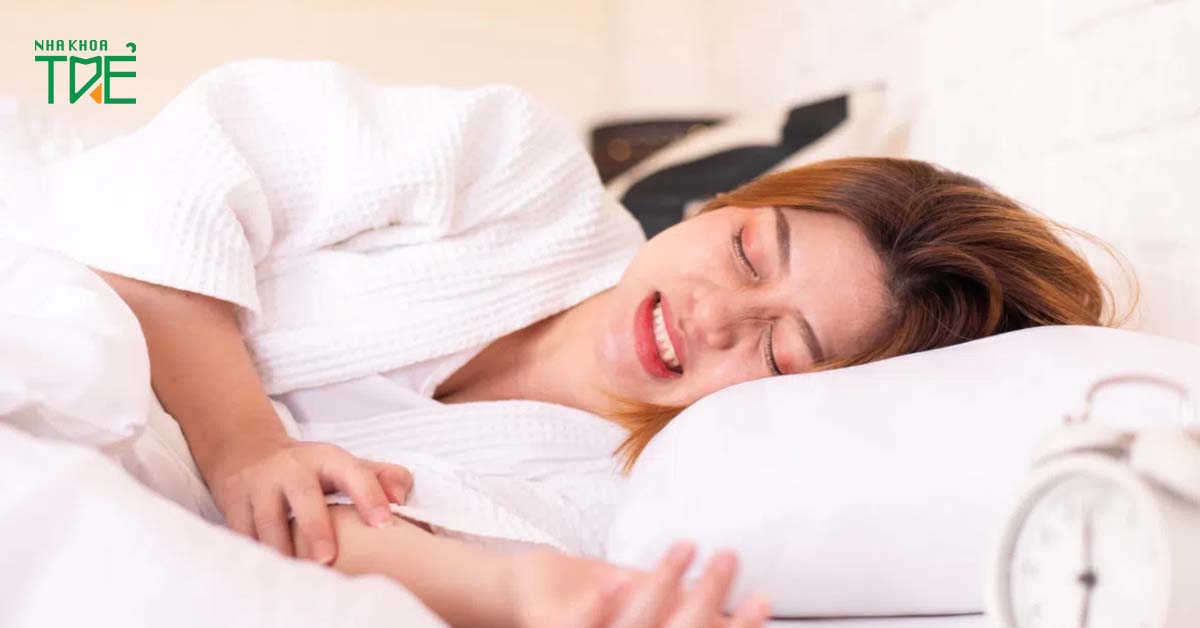 Nghiến răng khiến hàm siết chặt ảnh hưởng đến khớp thái dương hàm