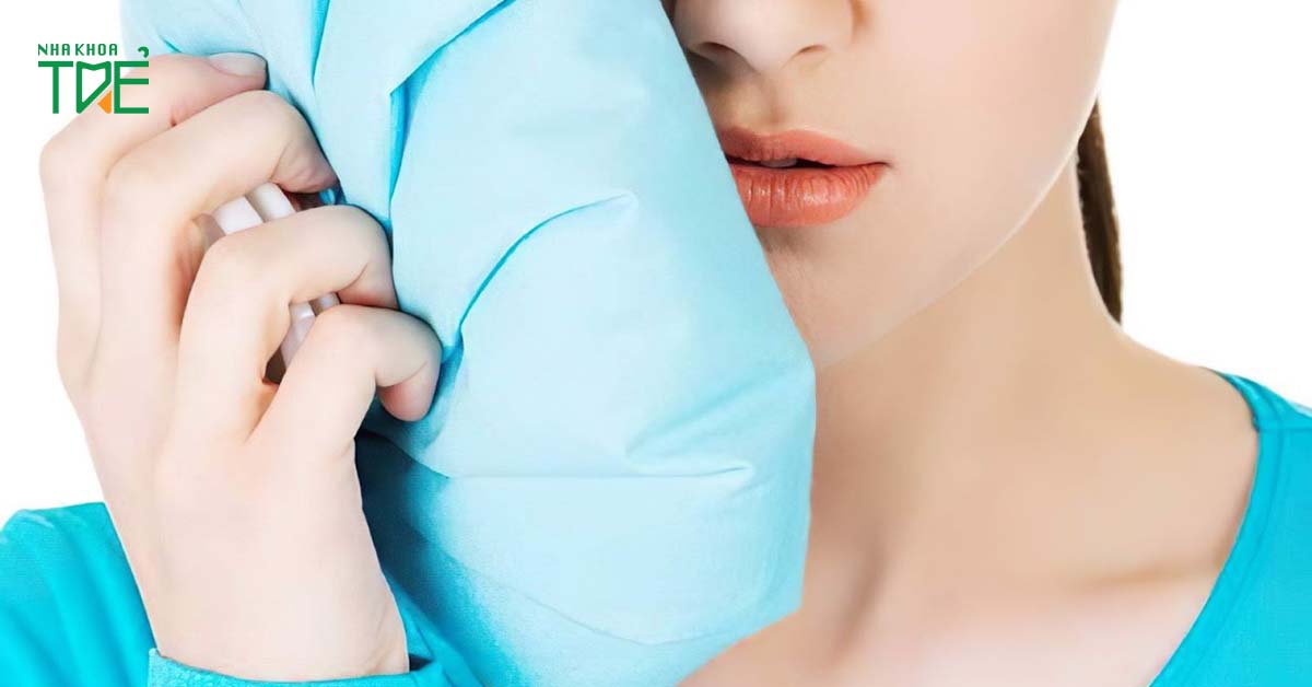 Chườm nóng hoặc lạnh giúp giảm đau hàm hiệu quả