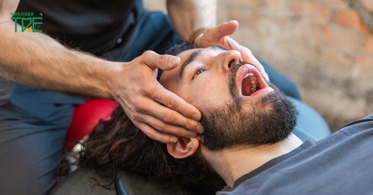 Massage khớp thái dương hàm để lưu thông máu