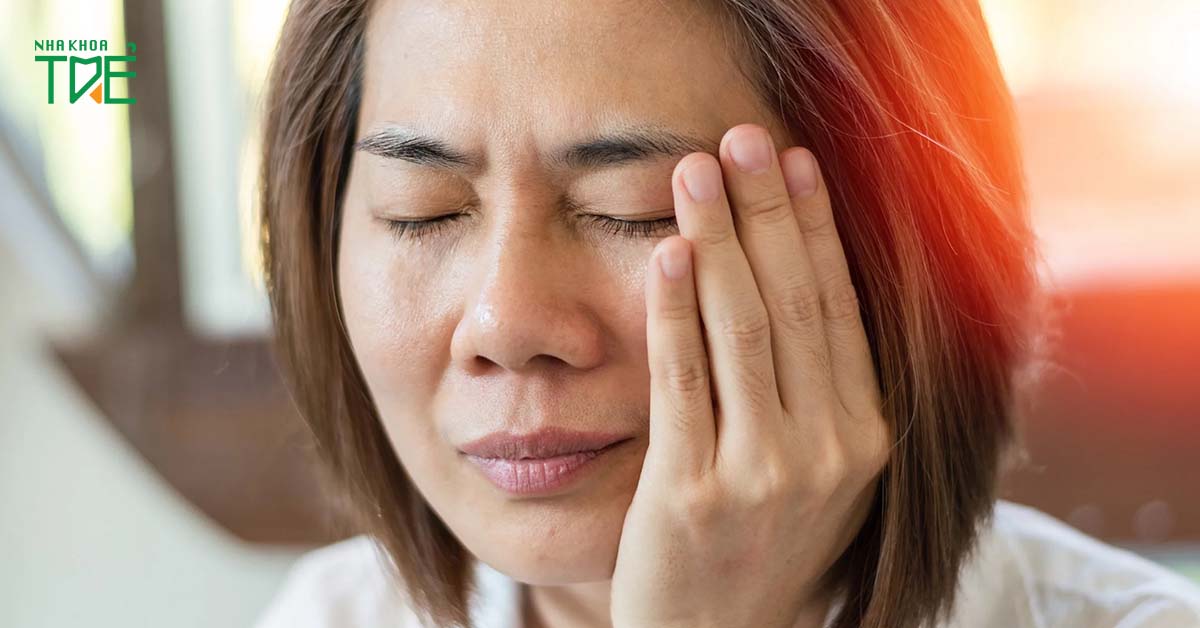 Sưng vùng khớp thái dương hàm kèm theo căng tức khó chịu
