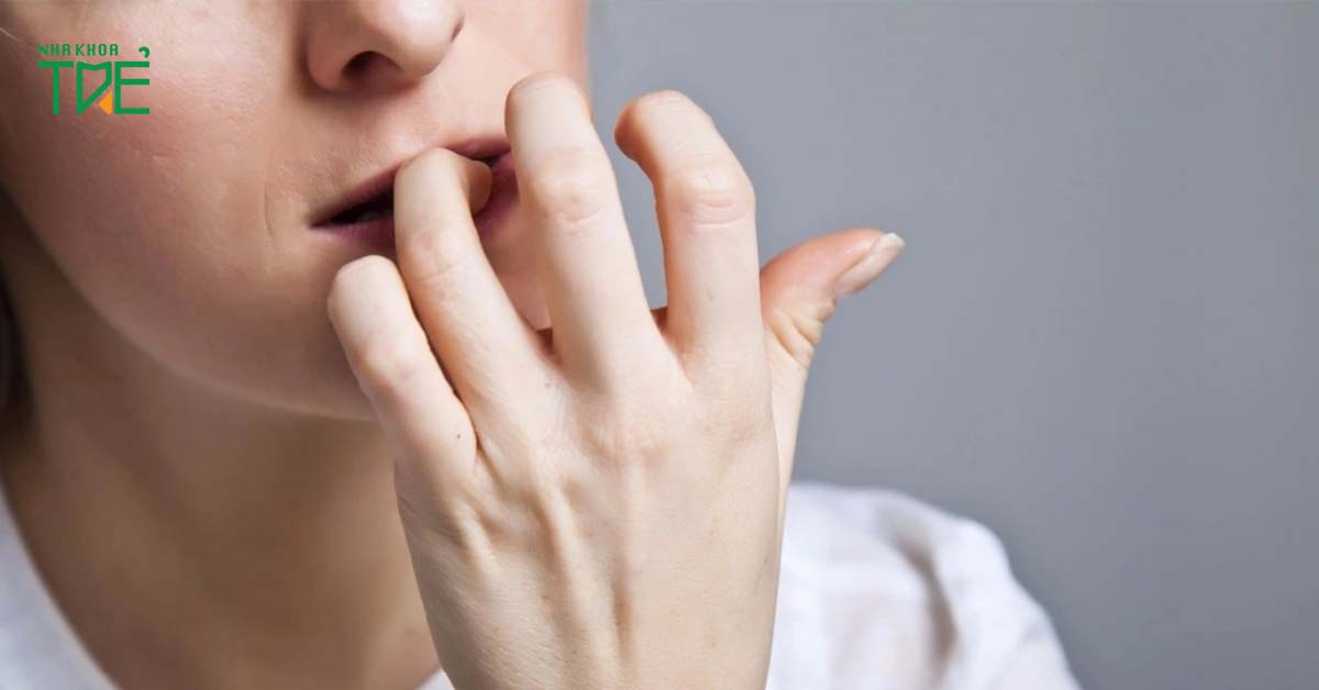 Cắn móng tay thường xuyên có thể tạo áp lực lên khớp thái dương hàm