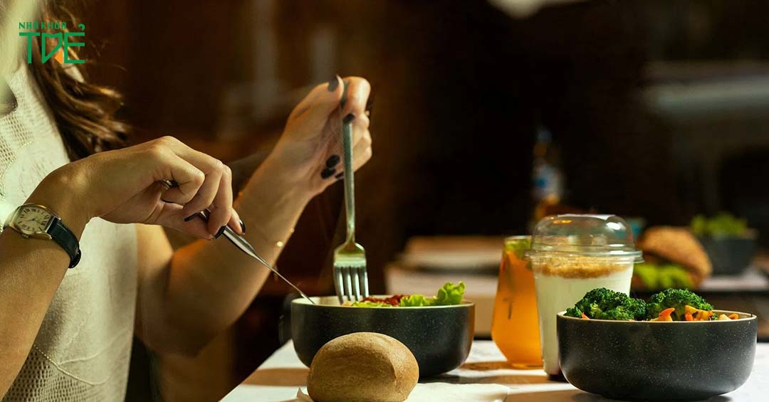 Loạn năng khớp thái dương hàm nên ăn gì? Không nên gì?
