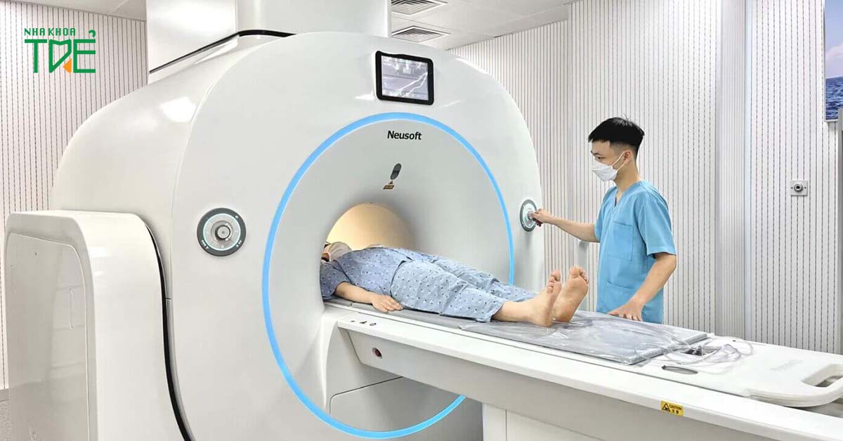 Kỹ thuật viên sẽ hướng dẫn bệnh nhân tư thế phù hợp khi chụp MRI