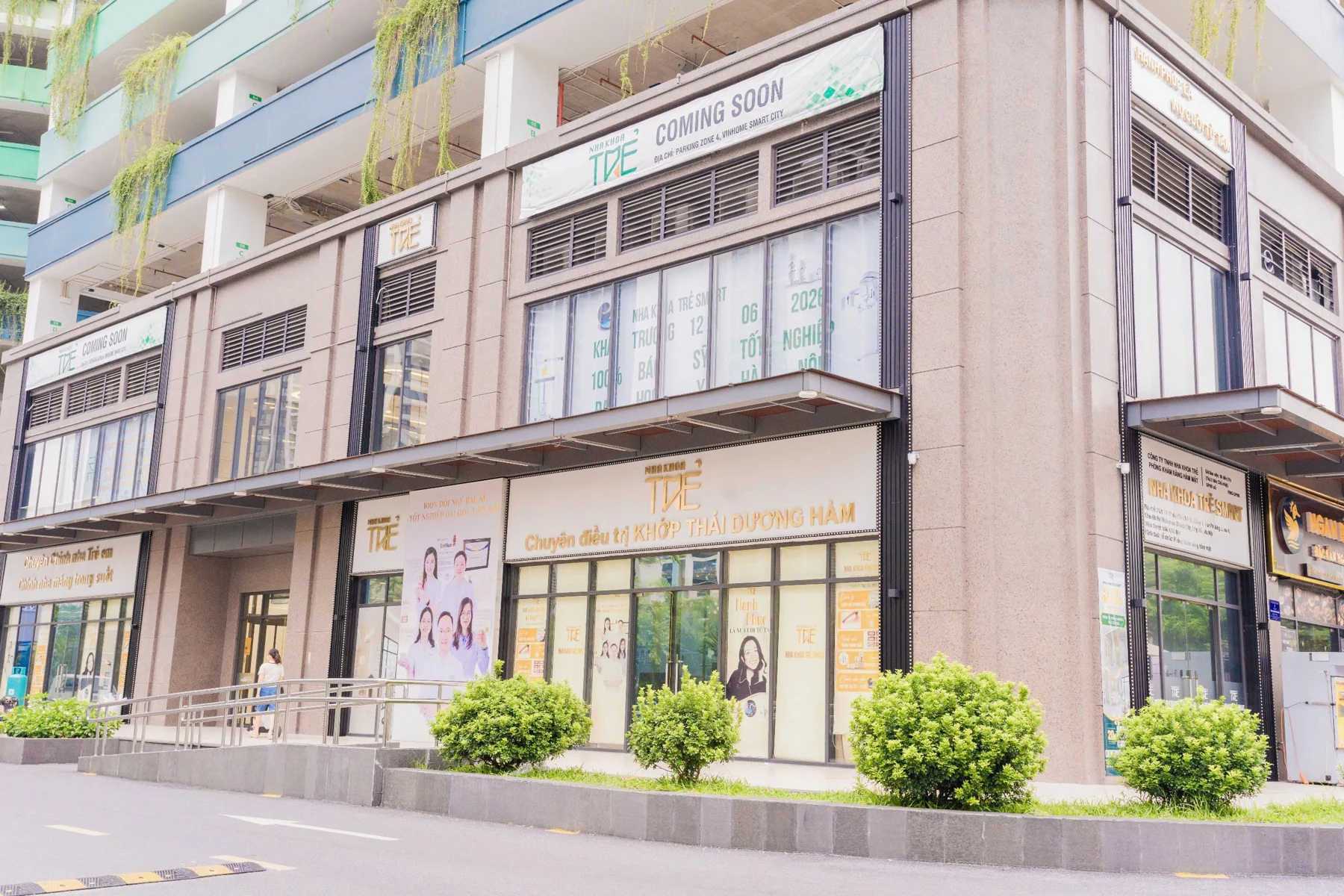 Mặt ngoài phòng khám tại Nha Khoa Trẻ