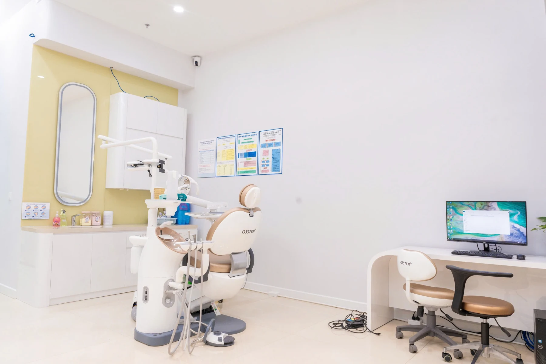 Ghế nha khoa Osstem trong phòng điều trị có bồn rửa và bàn làm việc