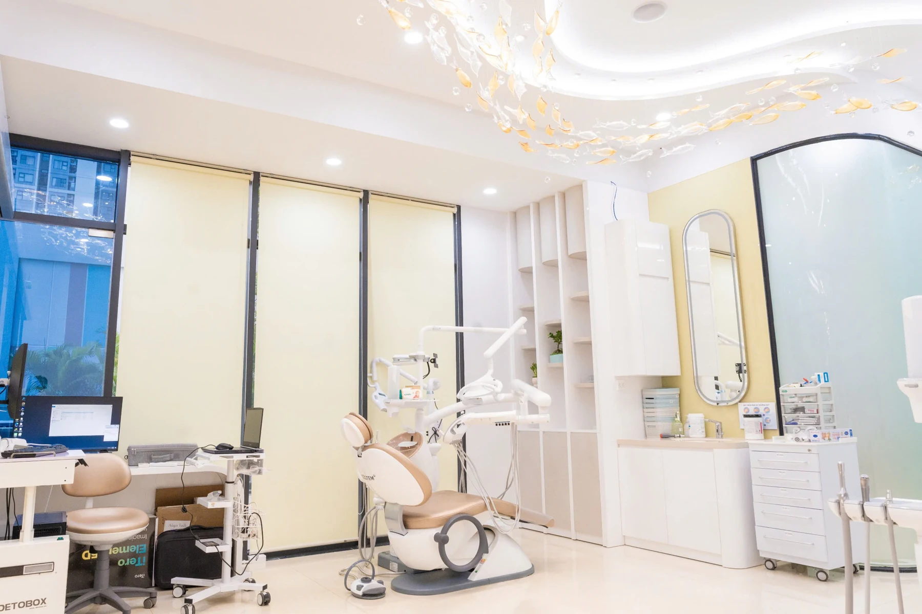 Phòng điều trị Nha Khoa Trẻ với cửa kính lớn và ghế nha khoa