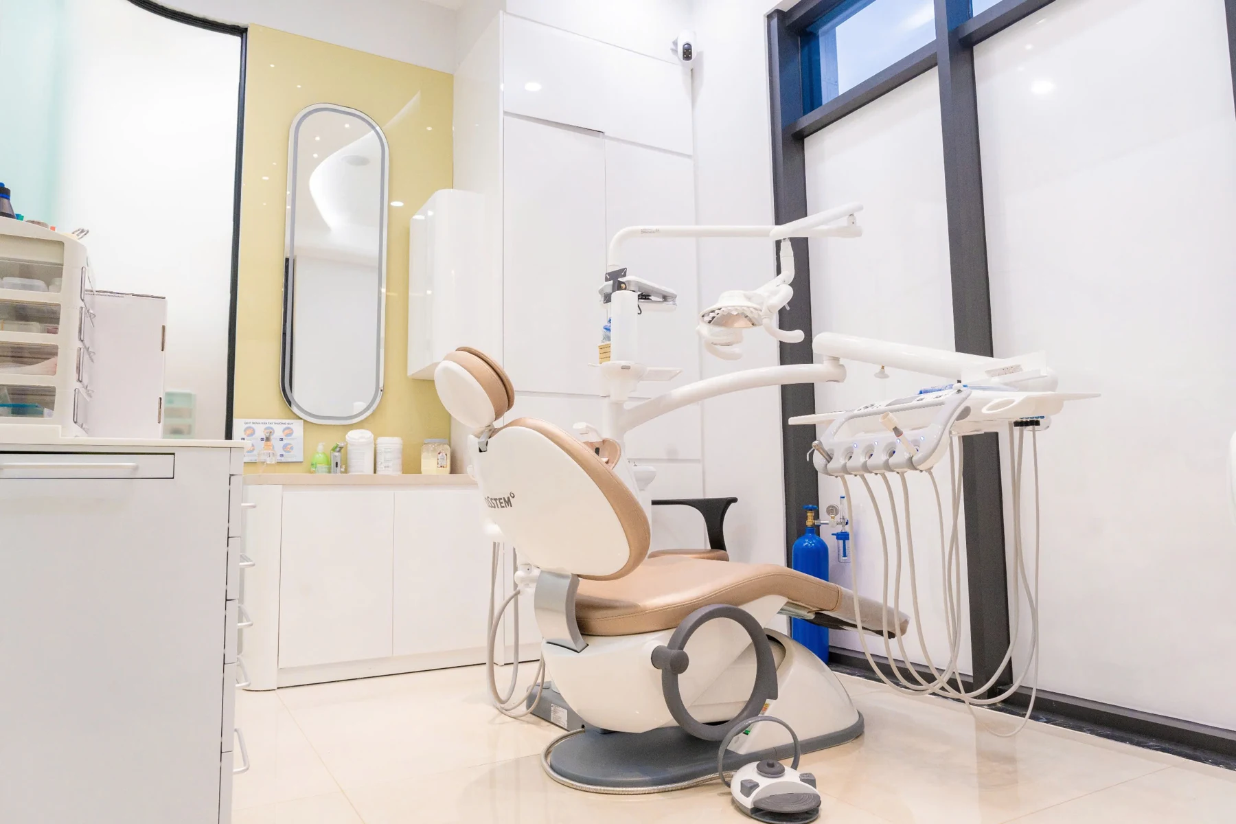 Ghế nha khoa Osstem và bộ dụng cụ trong phòng điều trị