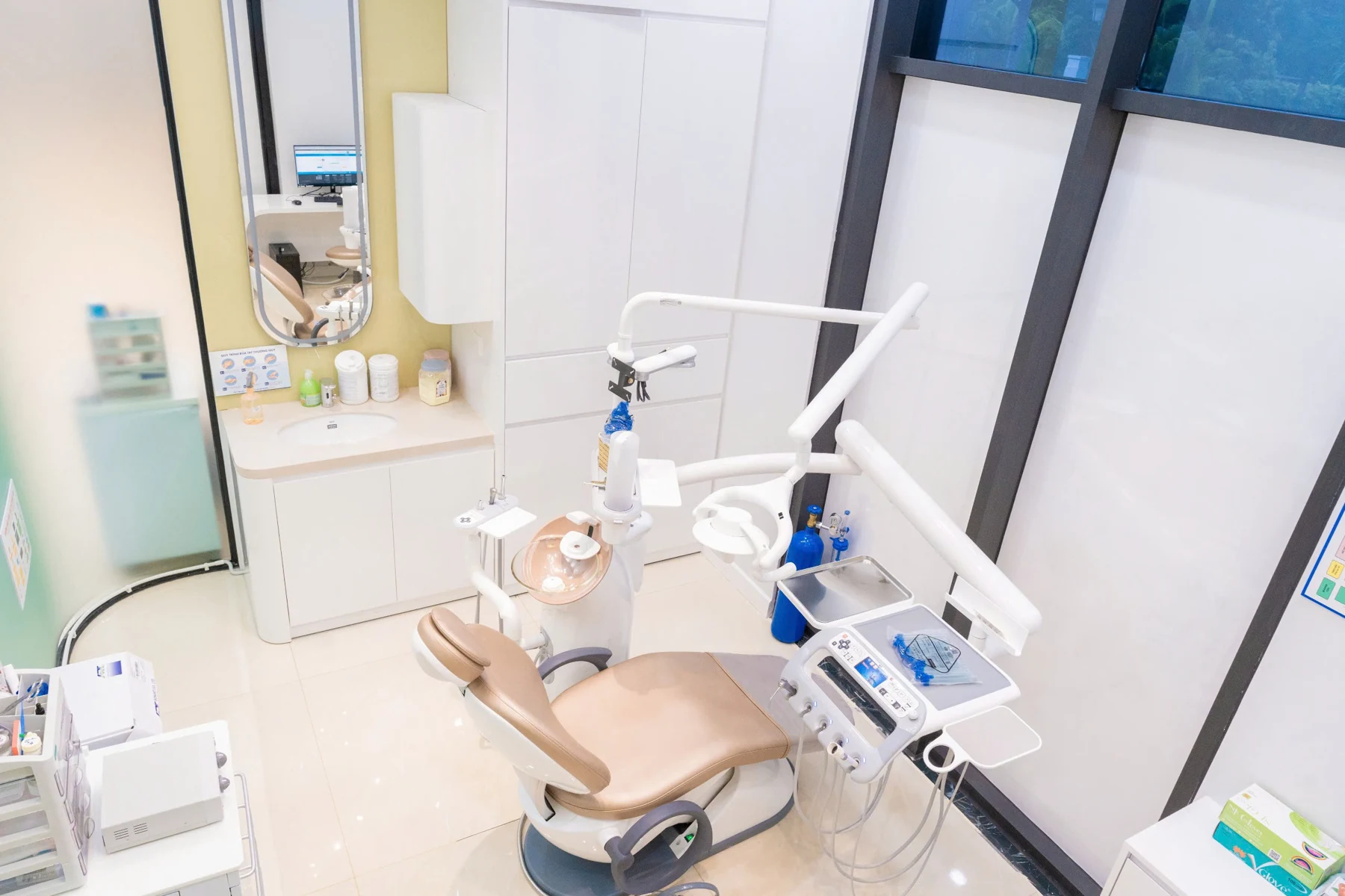 Ghế điều trị nha khoa nhìn từ phía trên cùng bàn dụng cụ