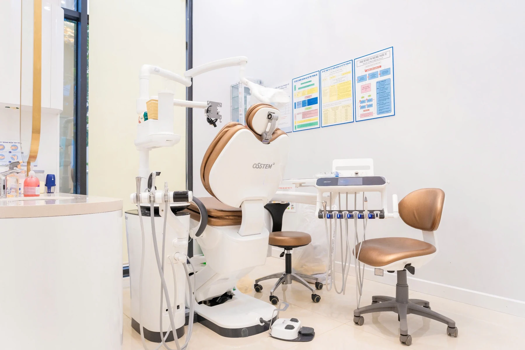 Ghế nha khoa và ghế bác sĩ trong phòng điều trị