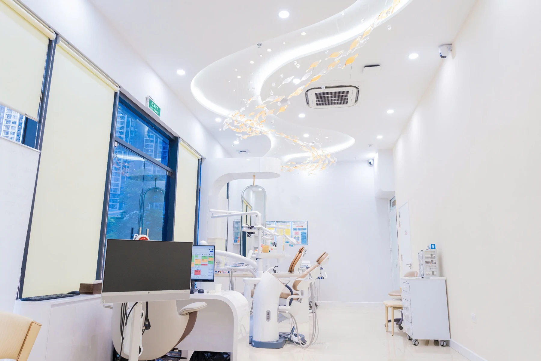 Toàn cảnh phòng điều trị có cửa sổ và ghế nha khoa