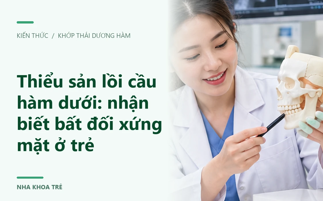 Bác sĩ khám chức năng há miệng và trao đổi với người bệnh